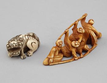 NETSUKES, 2 st, ben, Japan, 1900-talets första hälft.