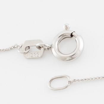 Necklace 14K white gold with green tourmaline.