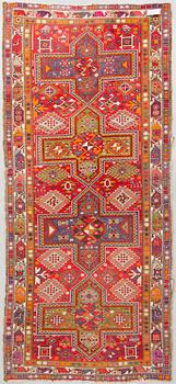 Matta, sannolikt Karabagh, från omkr år 1900. Ca 305 x 137 cm.