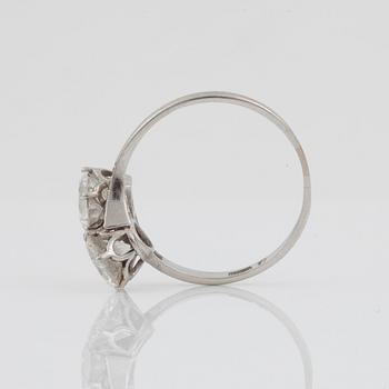 A old-cut diamond ring. Total carat weight ca 2.00 cts, quality circa H-I/VS1.