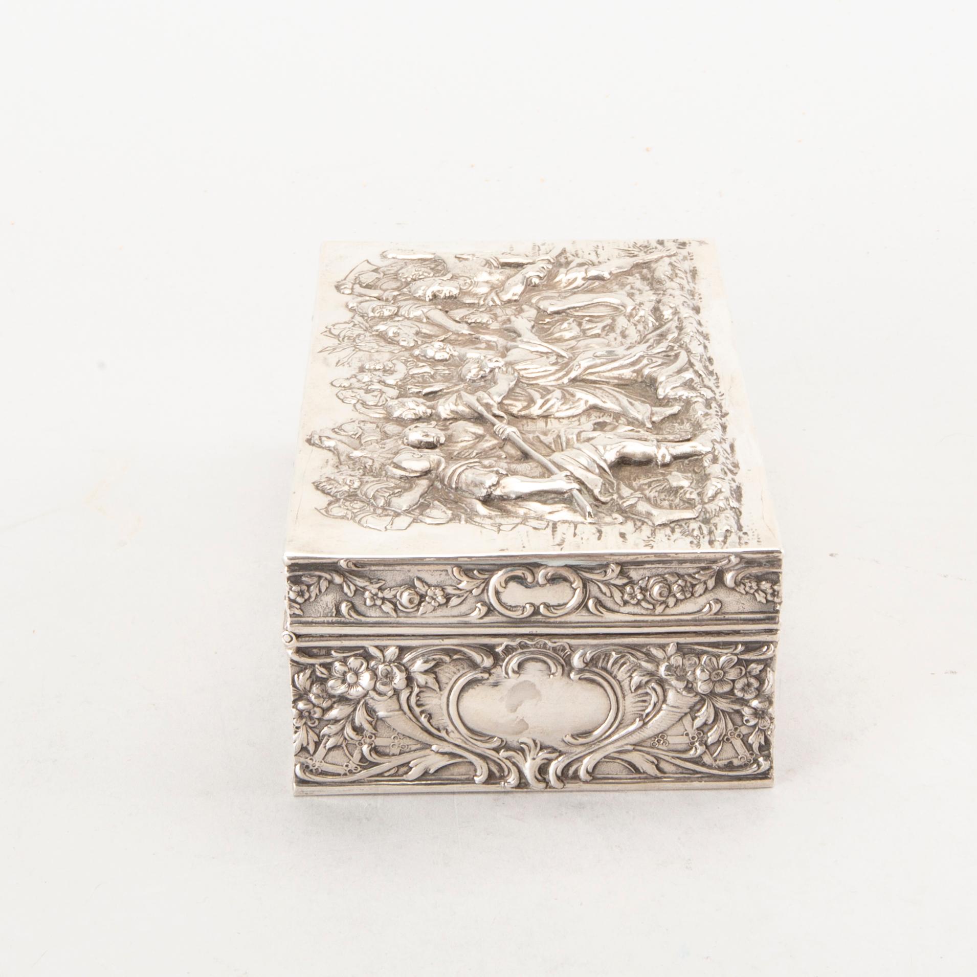 J. L SCHLINGLOFF, a german Hanau early 20th century silver box. Weight 400 gram.