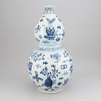 A large Chinese blue and white double gourd vase, second half of the 20th century.