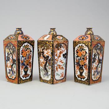 Three Japanese Imari flasks/vases. Meiji period (1868-1912).