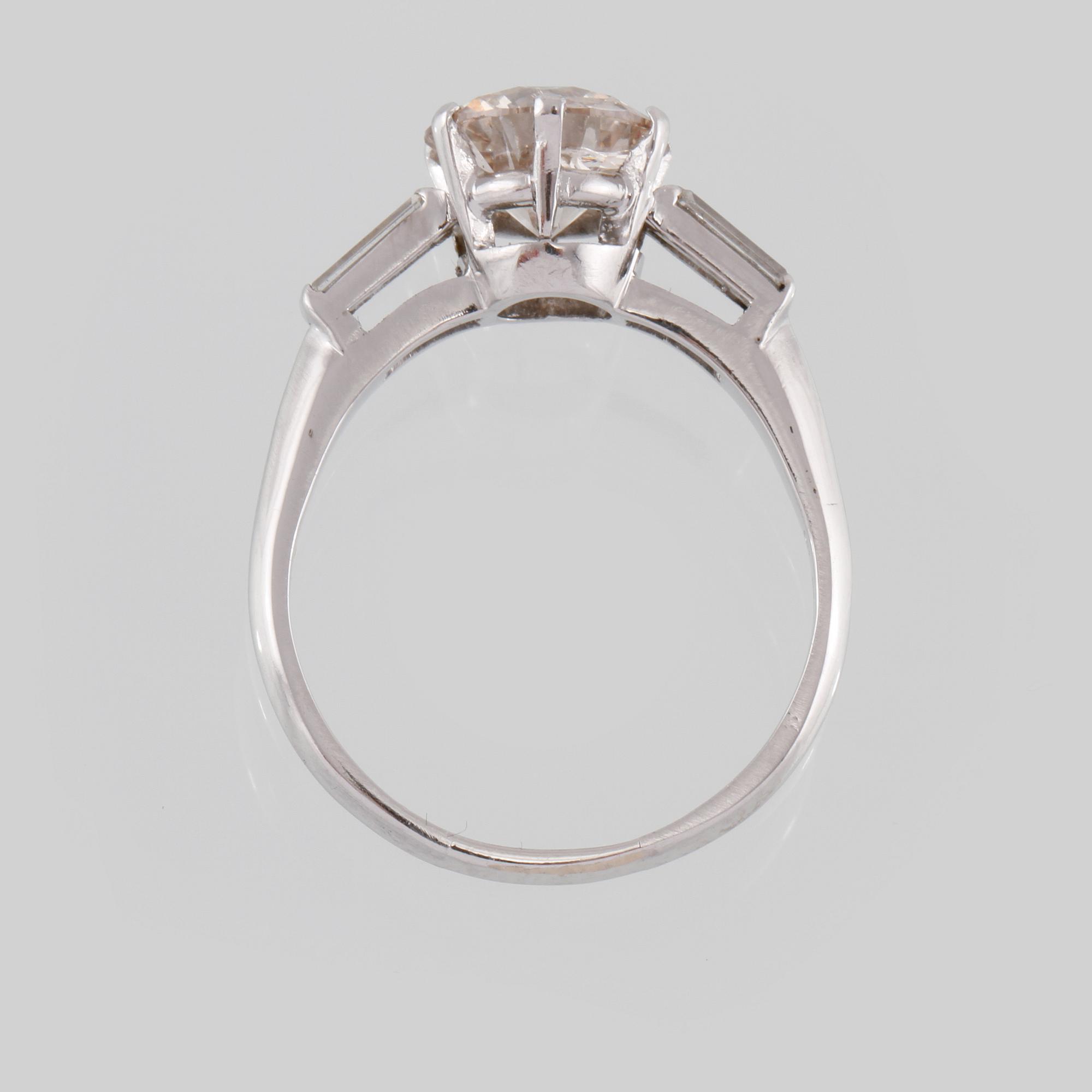 RING, platina med briljantslipade diamant 2.19 ct samt 2 baguettslipade diamanter 0.21 ct, Vikt 5,1 gram.