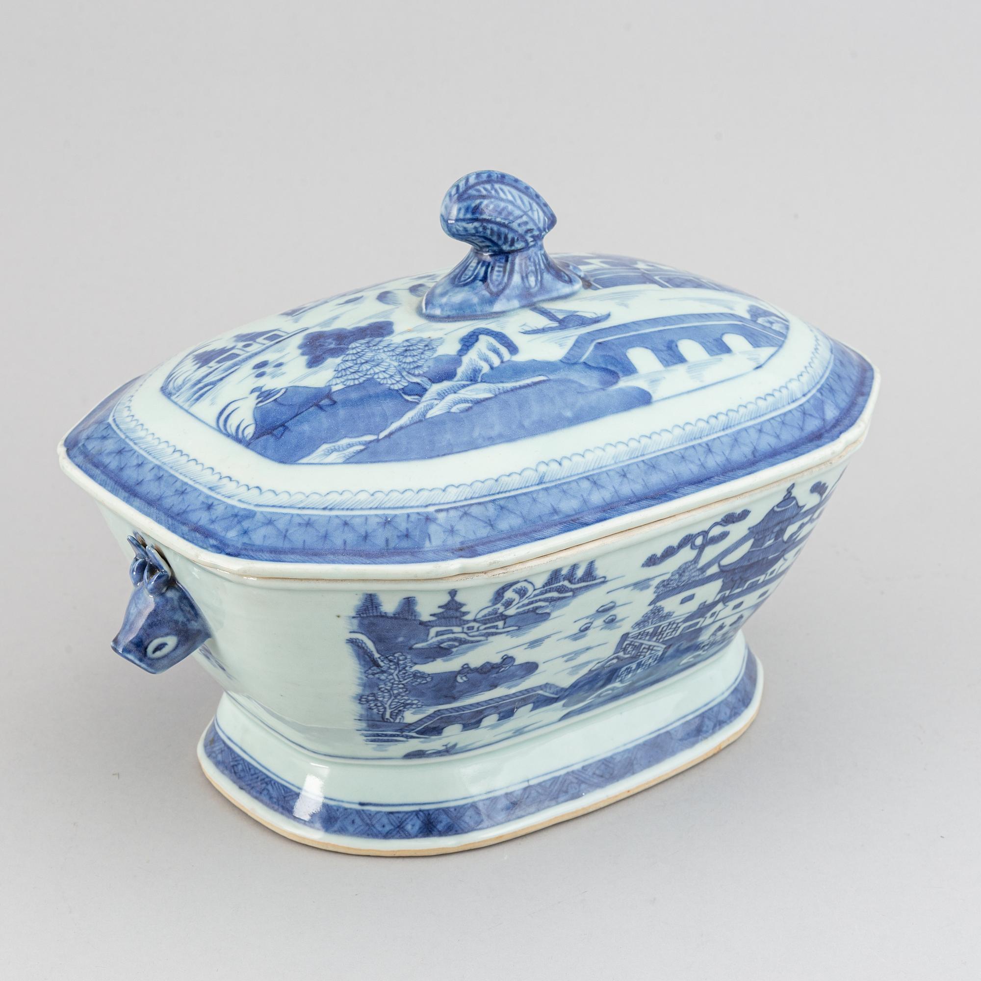 A blue and white tureen with cover, Qing dynasty, Jiaqing.