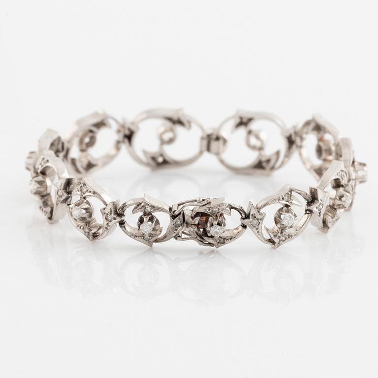 A bracelet set with round brilliant- and eight-cut diamonds.
