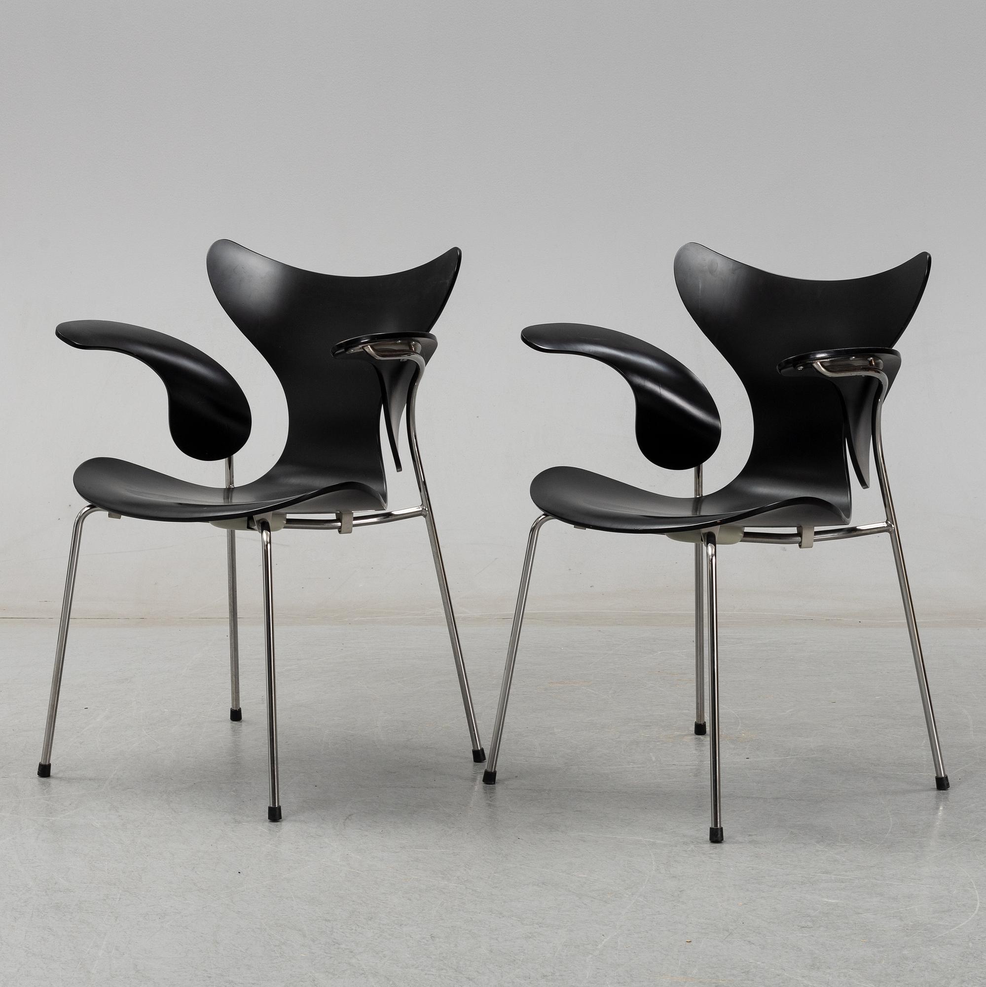 Arne Jacobsen, a pair 'Seagull' chairs, Fritz Hansen, Denmark, 2008.