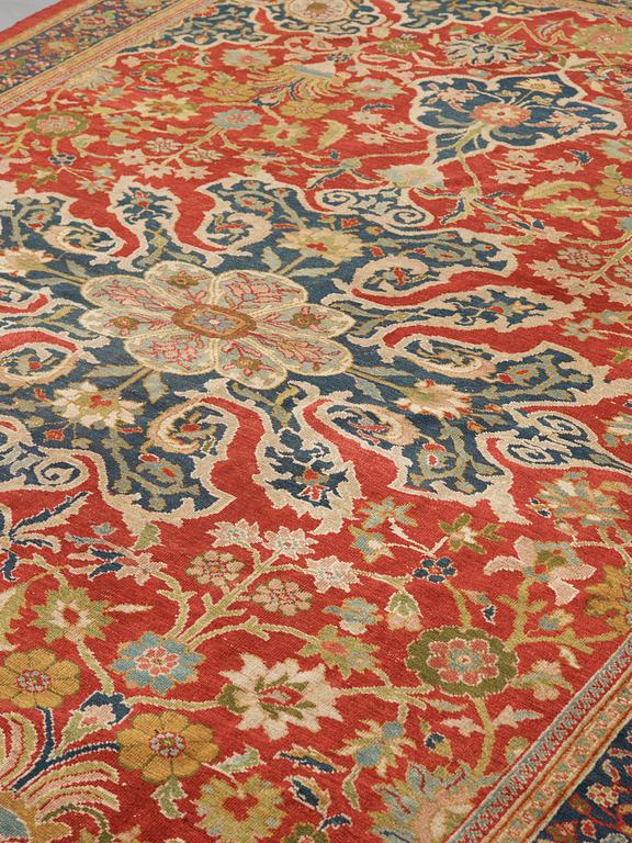 A CARPET. An antique Mahal, a so called Ziegler. 400,5 x 297 cm.