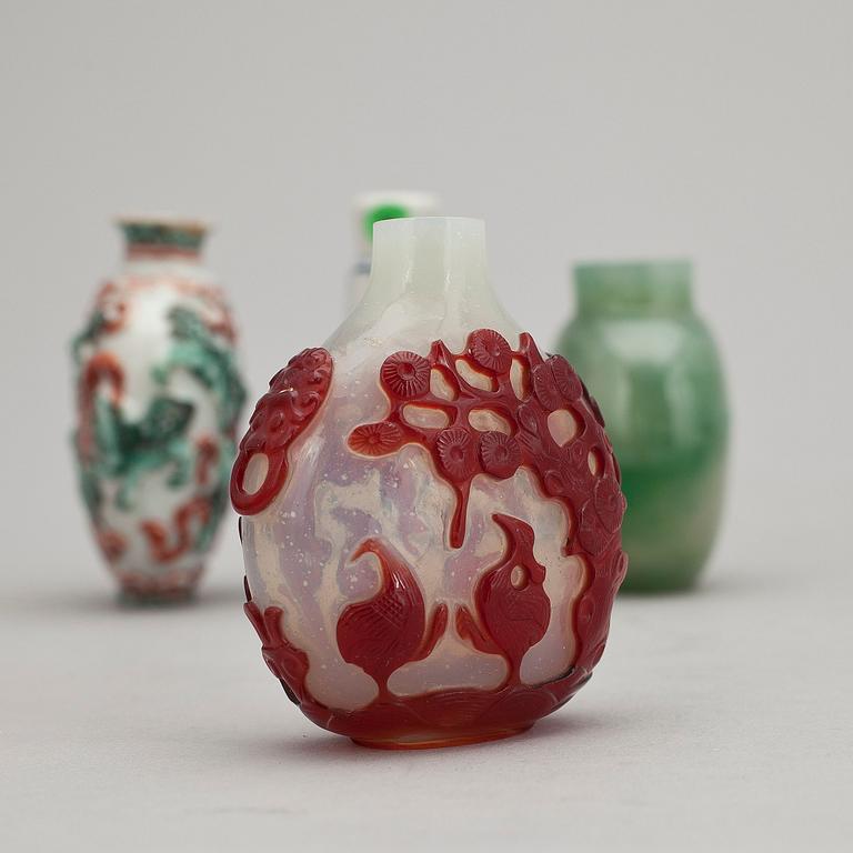 SNUSFLASKOR, fyra stycken, glas, porslin och nefrit. Kina, 1800-1900-tal.