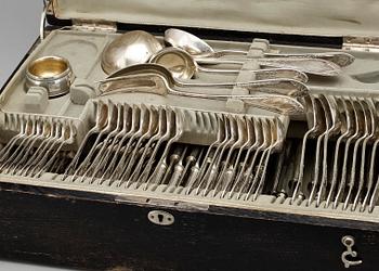 SCHATULL MED SILVERBESTICK, 132 delar, Österrike, 1800/1900-tal. Tot. vikt exkl. schatull ca 7323g.