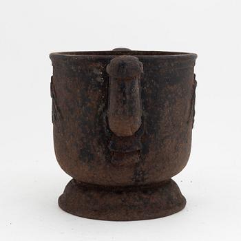 Carl Elmberg, a 'Gravurna N:1' cast iron urn, Näfveqvarns Bruk, first half of the 20th Century.