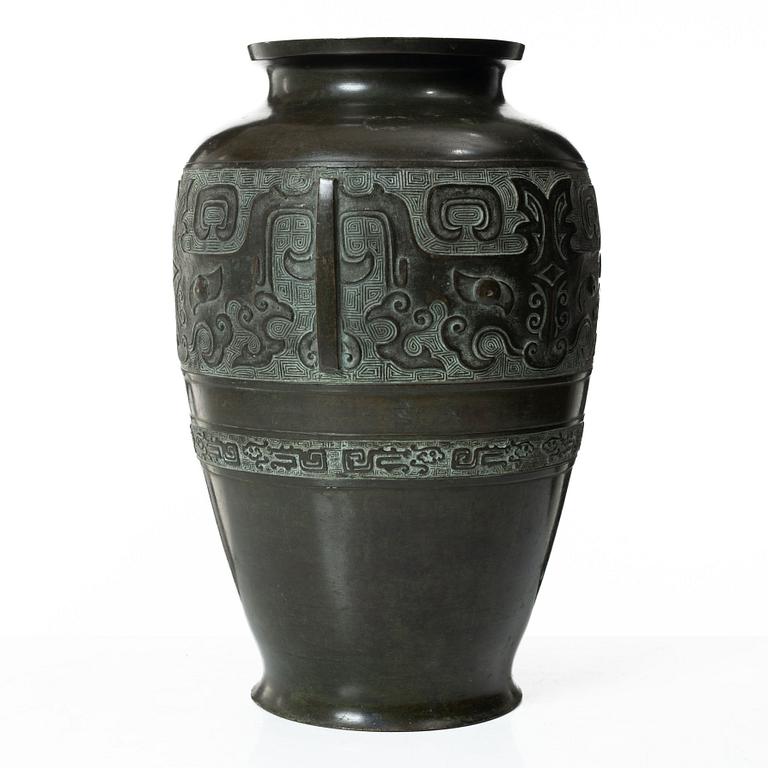 A Chinese bronze urn, late Qing dynasty / early 20th century.