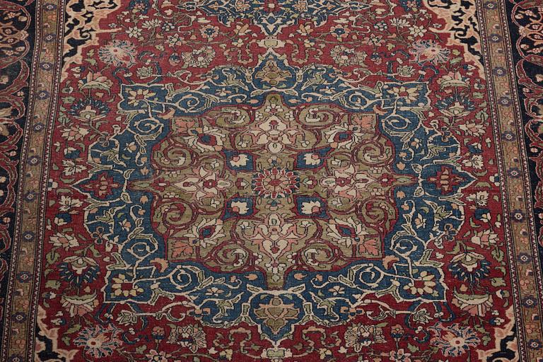 A CARPET, a semi-antique Esfahan, ca 174,5 x 143,5 cm.