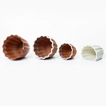Wilhelm Kåge, four ceramic flower pots and 24 flowerpot saucers, 'Planta', Gustavsberg, 1940's/50's.