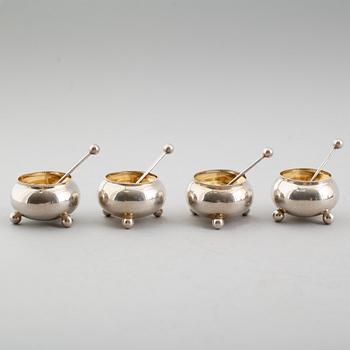 SALTKAR, 4 st med skedar, silver, Skottland, 1900-tal. Vikt ca  53 gram.