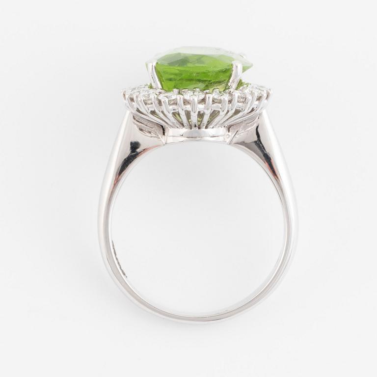 Ring, cocktailring med peridot och briljantslipade diamanter.