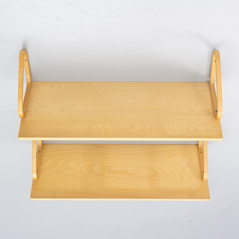 Alvar Aalto, vägghyllor, ett par, modell 112B, Artek, Finland, sent 1900-tal.