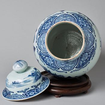 A large blue and white jar with cover, Qing dynasty, Jiaqing (1796-1820).