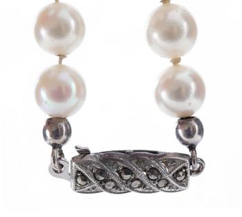 COLLIER, odlade pärlor med lås i silver samt markasiter. Vikt ca 20g.