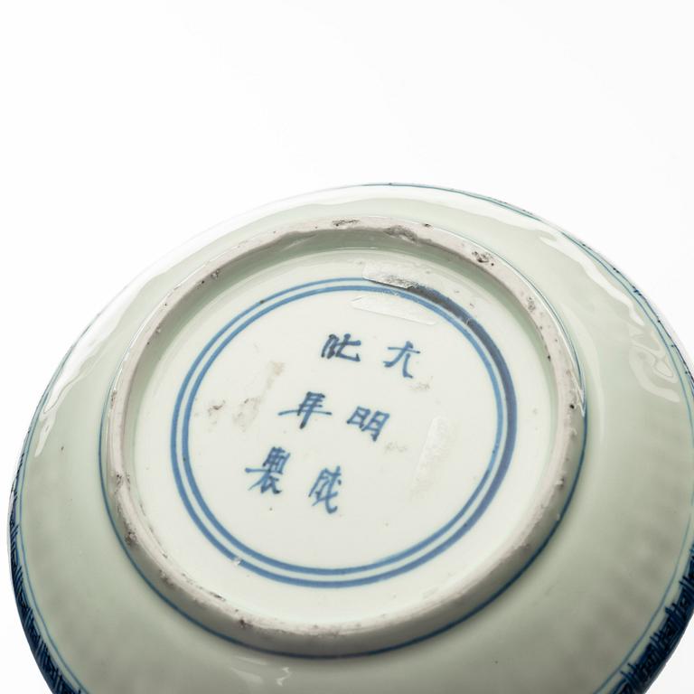 A pair of blue and white dishes, Ming dynasty (1368-1644).