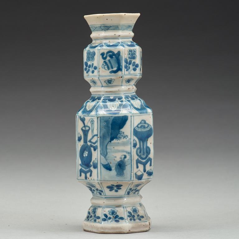 A blue and white vase, Qing dynasty, Kangxi (1662-1722).