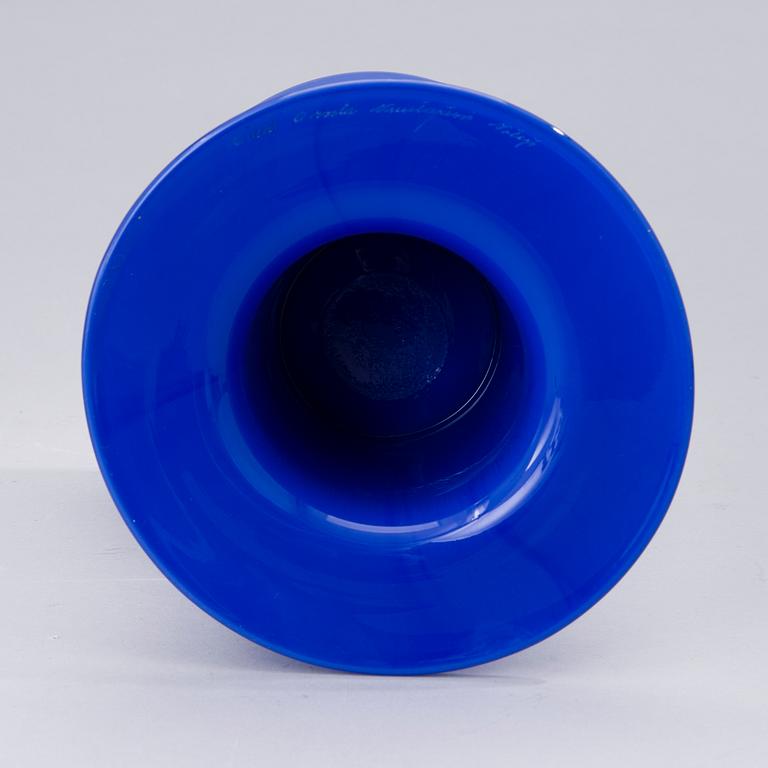 HEIKKI ORVOLA, A GOBLET. Signed Heikki Orvola, Nuutajärvi Notsjö. 1970s.