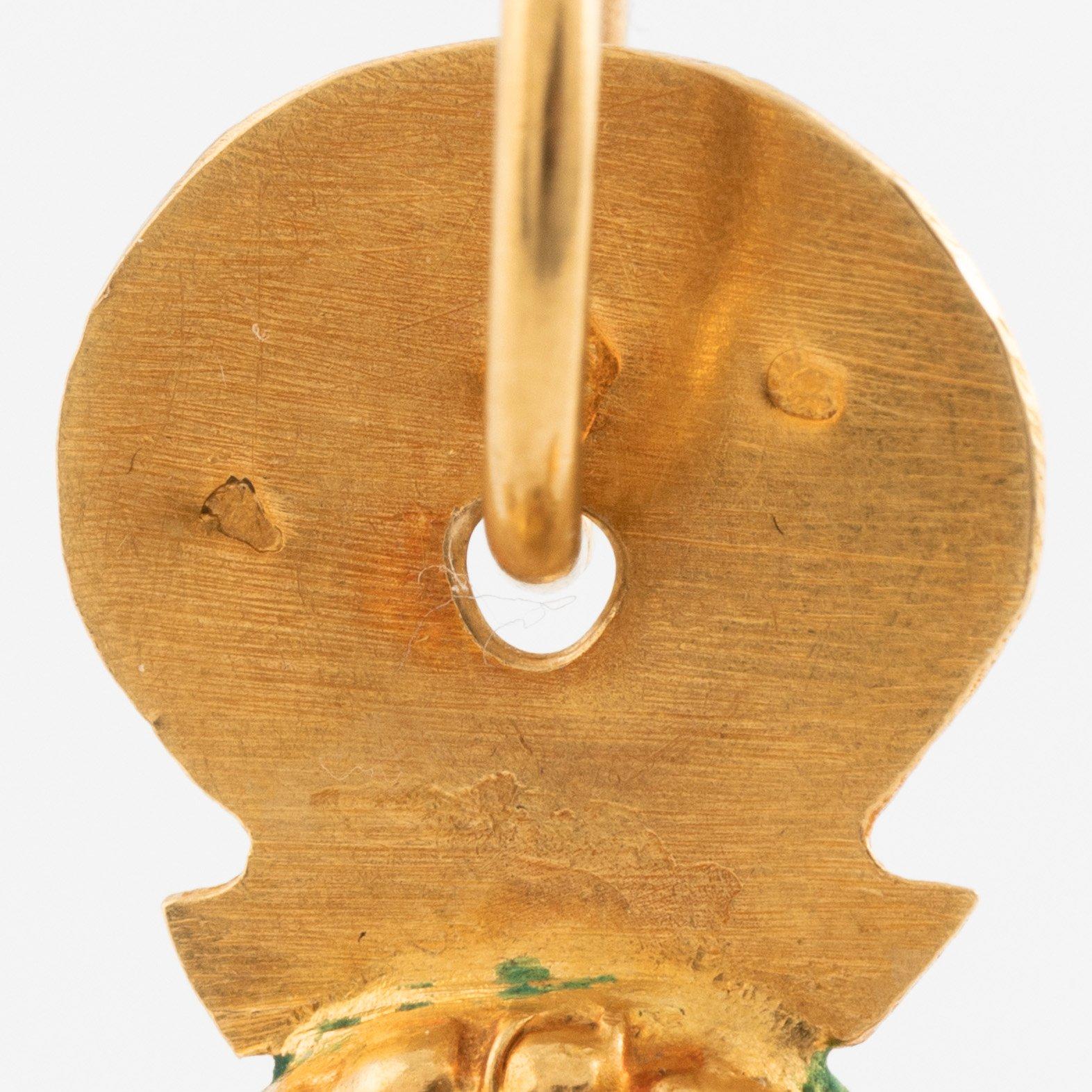 Hängsmycke 18K guld i form av ett kors.