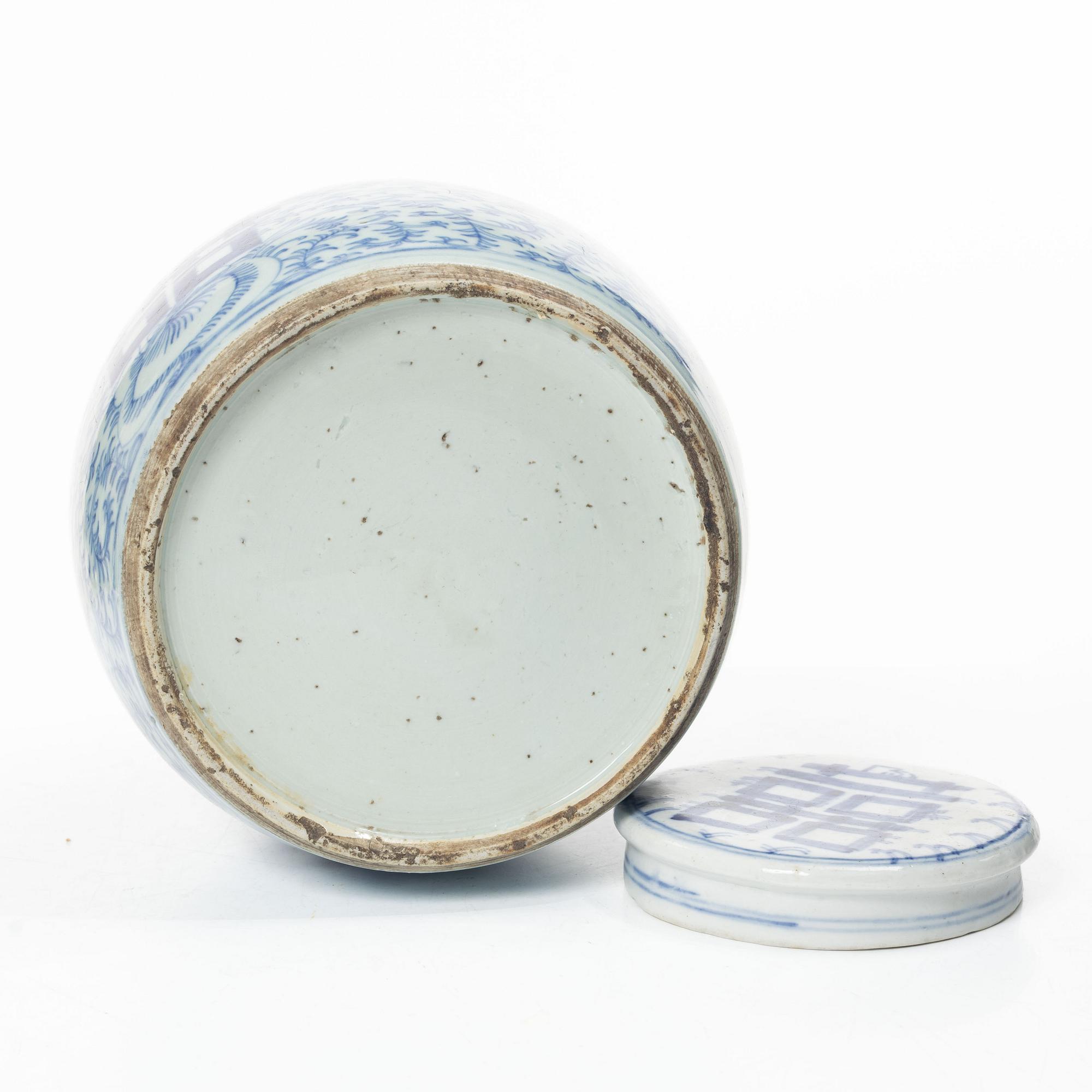 A Chinese blue and white porcelain jar with cover, late Qing dynasty.