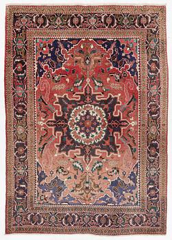 A Heris carpet, approx. 330 x 234 cm.