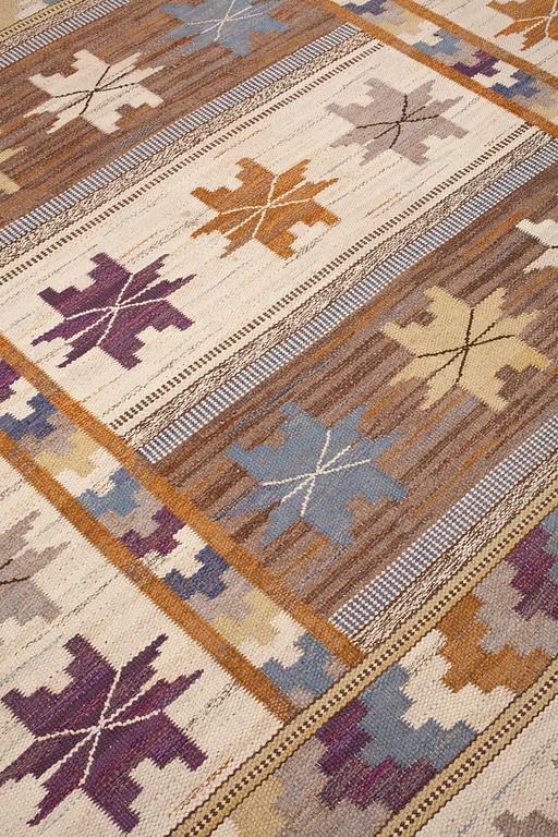 CARPET. "Höstmattan". Flat weave. 242 x 183 cm. Signed AB MMF.