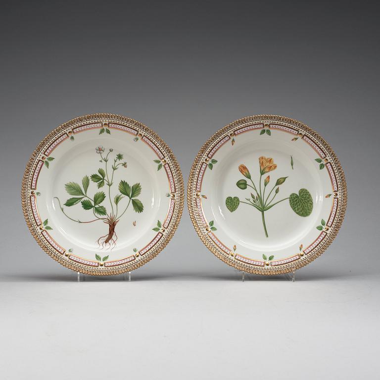A set of 10 Royal Copenhagen 'Flora Danica' dinner plates, Denmark, 20th Century.