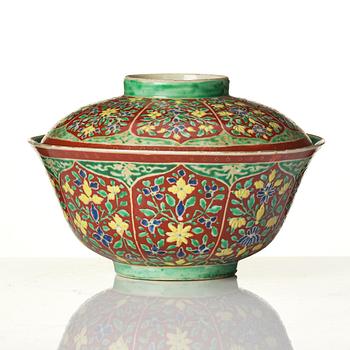A Benjarong bowl with cover, Qing dynasty, 19th century.