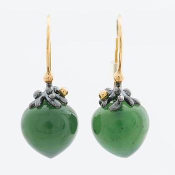 EARRINGS OLE LYNGGARD 18K gold silver and green cabochon-cut serpentine, design Dew drops.