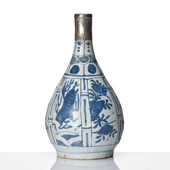 A blue and white kraak bottle, Ming dynasty, Wanli (1572-1620).