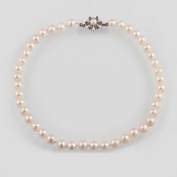 COLLIER, odlade sötvattenspärlor med lås i 18K vitguld med 6 fasettslipade blå safirer, utländska stämplar.