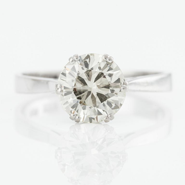 Ring in 18K white gold with brilliant-cut diamond.