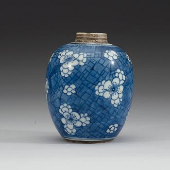 A blue and white jar, Qing dynasty, Kangxi (1662-1722).