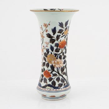 A Japanese imari vase, Edo period (1666-1867).