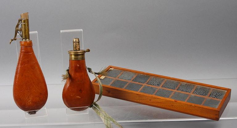 HAGELLÅDA samt KRUTFLASKOR, 2 st,