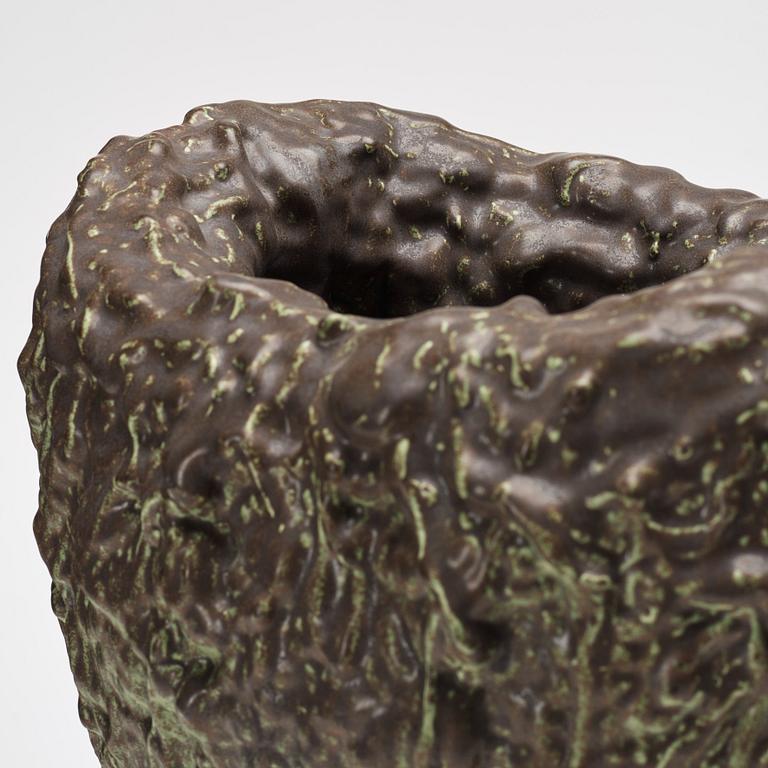 Mårten Medbo, vas, signerad och daterad 2001.