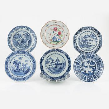 Tallrikar, porslin, 7 st, Kina, Qianlong och Kangxi, 1700-tal.