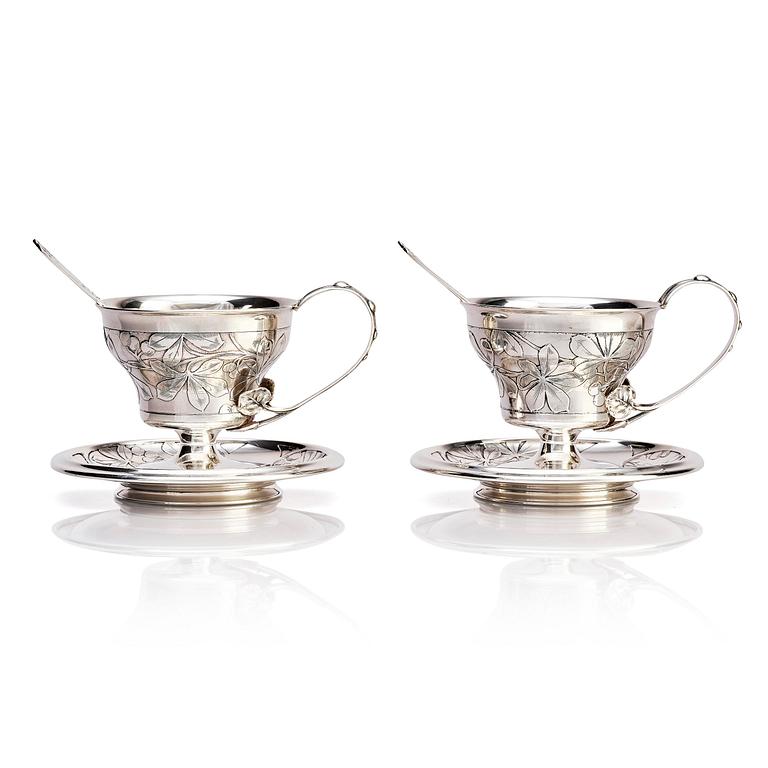 Teodor Werner & Co, ett par tekoppar med fat och skedar, silver, sannolikt Warzawa, 1899-1904.