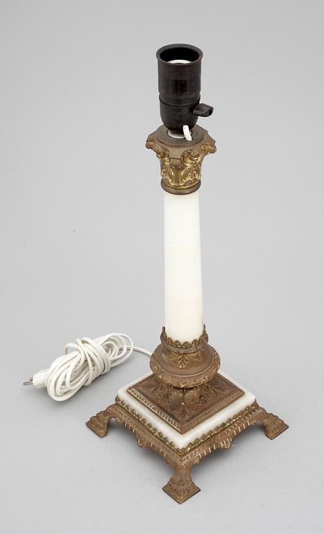 BORDSLAMPA, alabaster och mässing. 1900-talest första hälft.