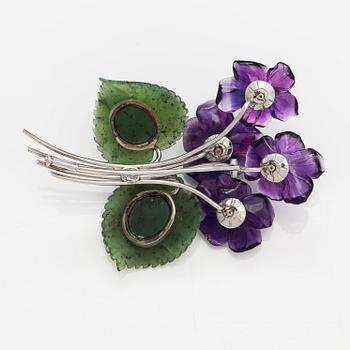 Rintaneula, 18K valkokultaa, veistettyjä ametisteja ja nefriitteja, timantteja n. 0.64 ct yht.