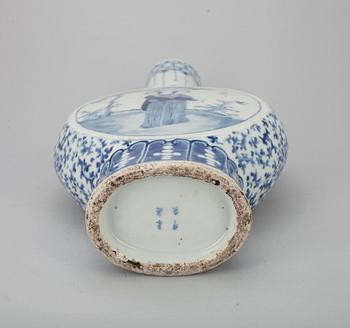 PILGRIMSFLASKA, porslin, Kina, sekelskiftet 1800/1900.