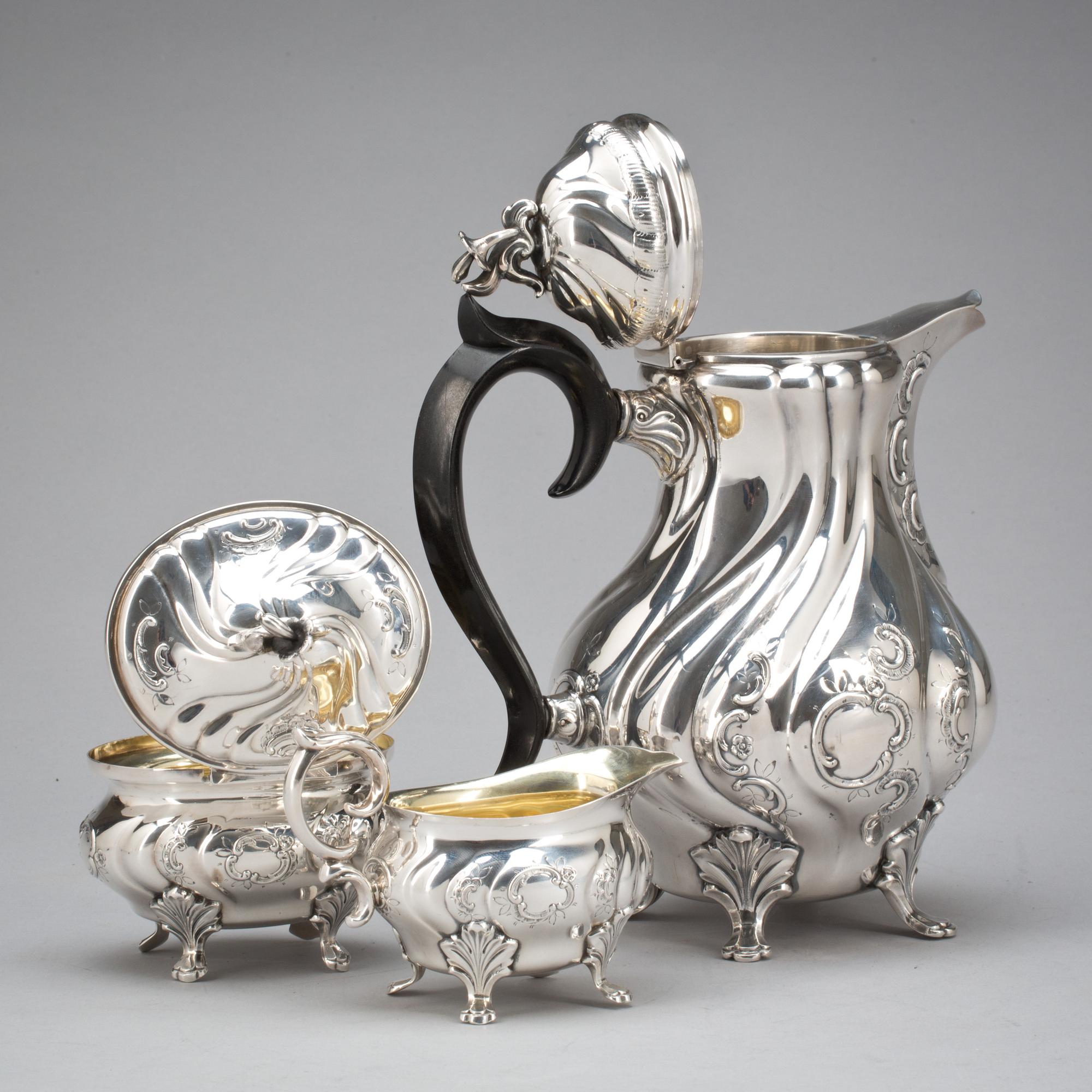 KAFFESERVIS, 3 delar. Silver, rokokostil. C.G Hallberg 1954. 810g.