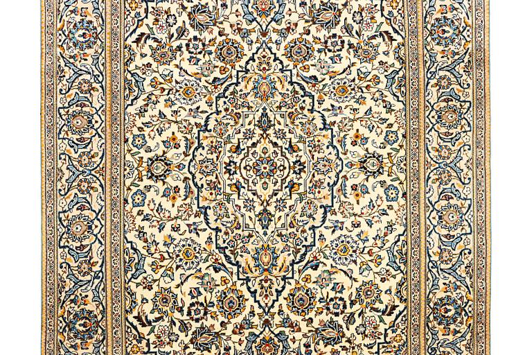 A Kashan carpet, c. 316 x 196 cm.