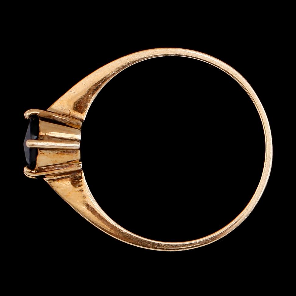 RING, 14 k guld, safir. Vikt ca 2,8 g.