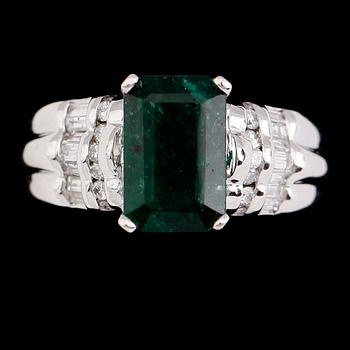 RING, 18 k guld, smaragd ca 3.35 ct, diamanter tot ca 0.78 ct.