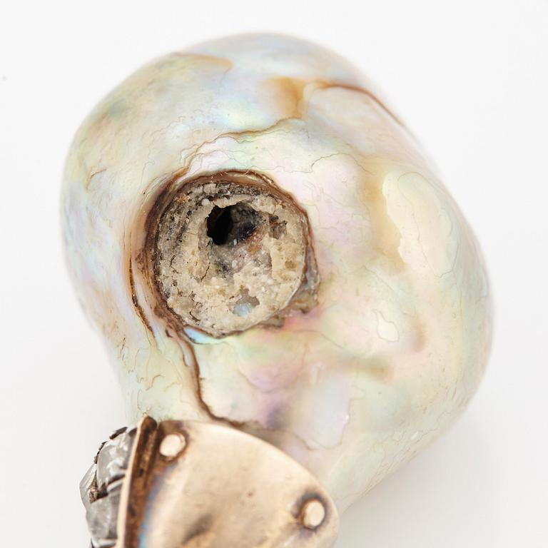 A PEARL PENDANT.